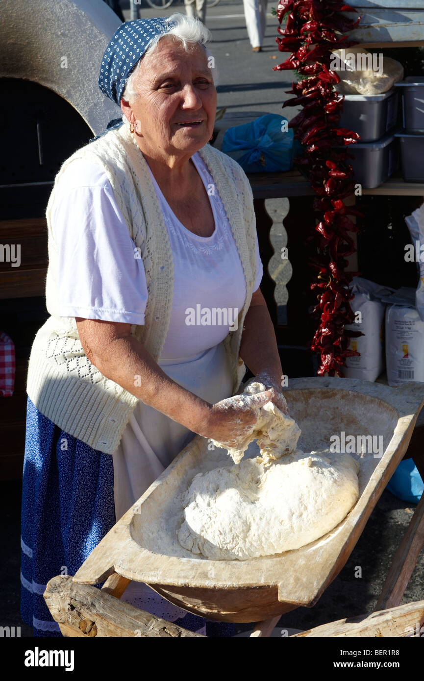 Frau [Region Süd Alfoldi] [Del Alfodi Regio Süd Alfoldi] machen Teig für Lepeny Brot. Ungarn Stockfoto