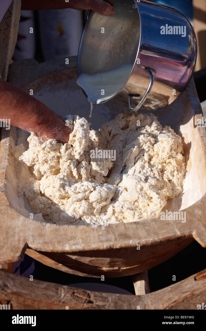 Frau [Region Süd Alfoldi] [Del Alfodi Regio Süd Alfoldi] machen Teig für Lepeny Brot. Ungarn Stockfoto