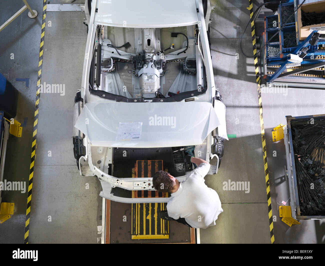 Arbeiter, die Montage Auto am Fließband Stockfoto