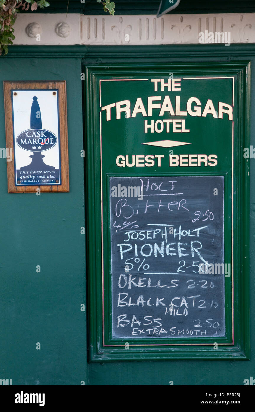 Cloe auf der Tafel vor dem Trafalgar Hotel Detaillierung Fassbier im Angebot, zusammen mit Cask Marque Akkreditierung. Stockfoto