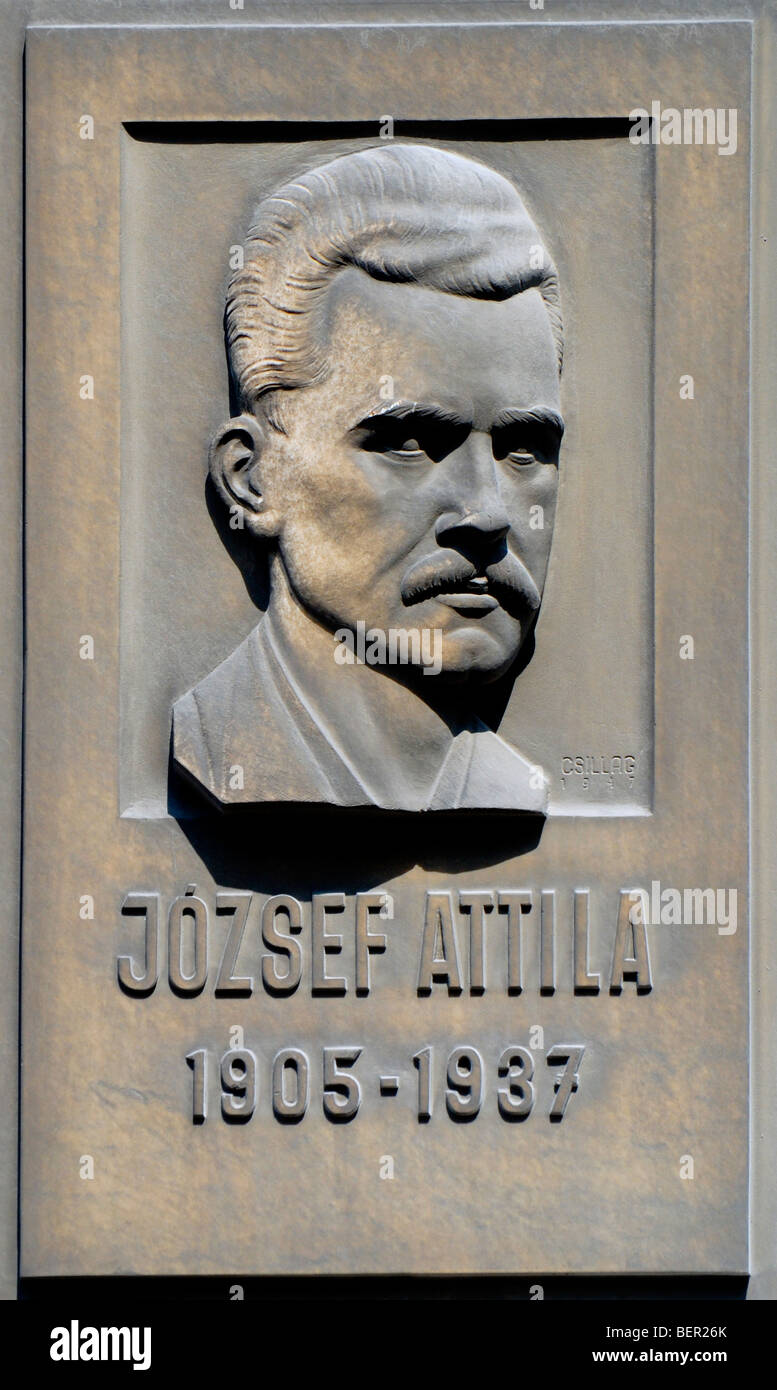 Budapest, Ungarn. Wand-Gedenktafel Attila József (ungarische Dichter; 1905-1937) in Jozsef Attila Utca (Straße) Stockfoto