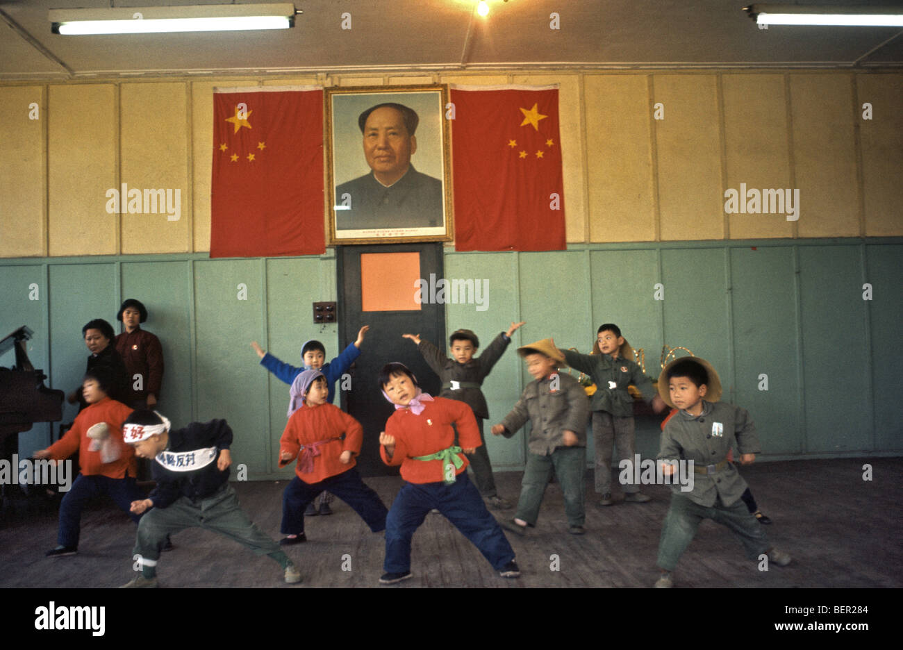 Kindergarten in chinesische Fabrik, die Durchführung von Mao Zedong dachte propaganda Stockfoto