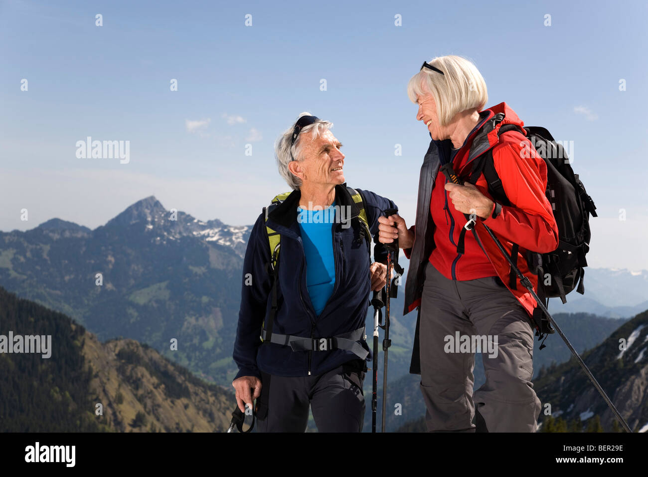 paar sprechen auf Skitour in Bergen Stockfoto