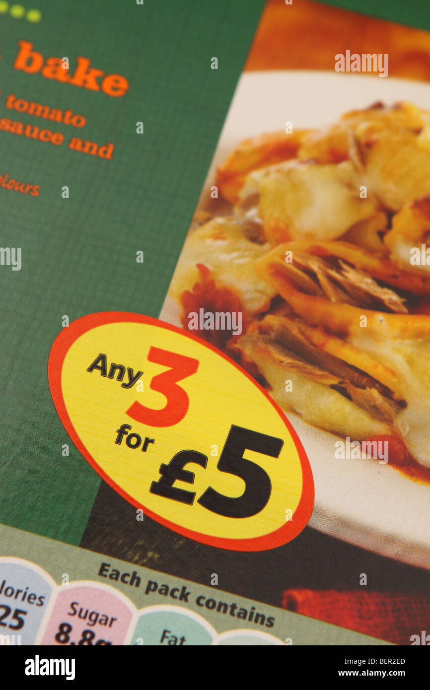 Supermarkt 3 für £5 Preis Rabatt Sonderangebot auf Pasta Backen verarbeitete Lebensmittel Fertiggericht Stockfoto