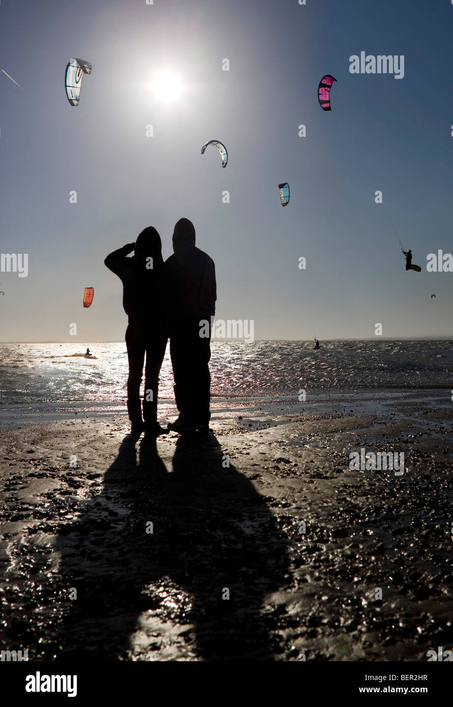 Paar beobachten Kitesurfer Stockfoto