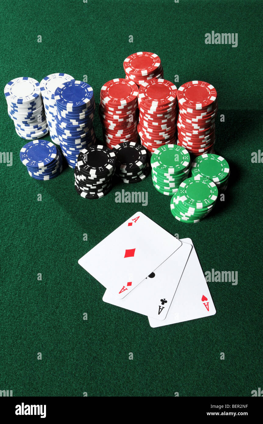 Vier Asse und Poker-Chips am Tisch Stockfoto