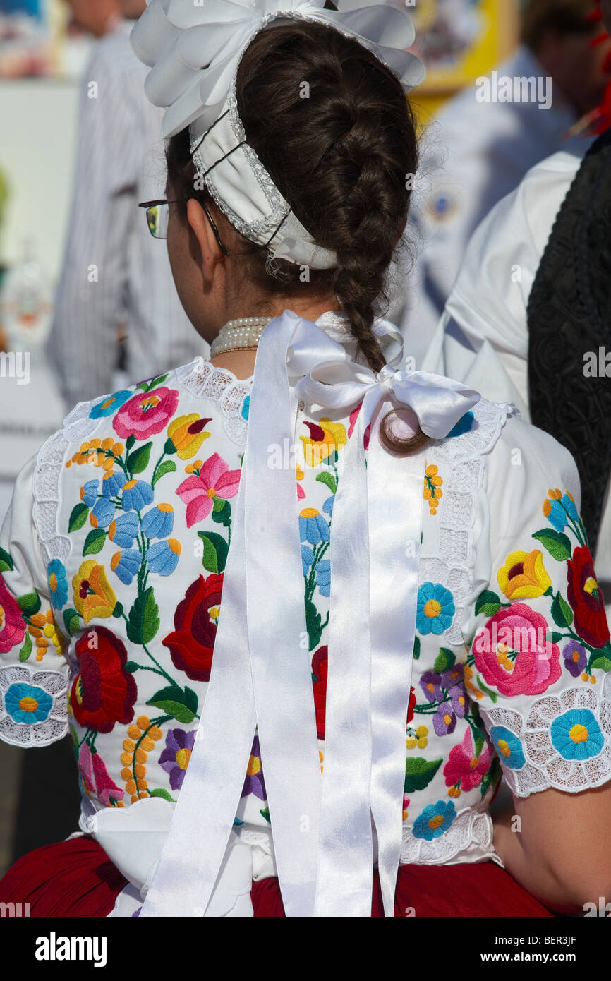 Menschen tragen Trachten aus Kalocsa, [Del Alfodi Regio] South Alfoldi Region, Ungarn Stockfoto