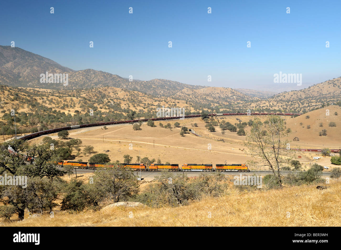 BNSF Korn Zug überqueren selbst auf den Tehachapi Loop, CA 091010 34818 Stockfoto