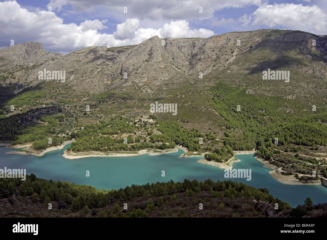 Guadalest, Spanien.  An der Basis des Tals ist der Guadalest-Fluss und den Türkis farbigen Embalse de Guadalest Stausee. Stockfoto