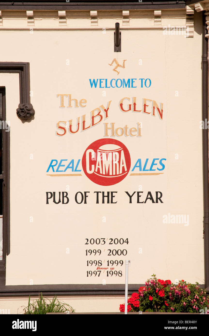 Schild gemalt auf der Seite der Sulby Glen Hotel, Sulby Kreuzung in der Nähe von Ramsey, Isle Of man. Stockfoto