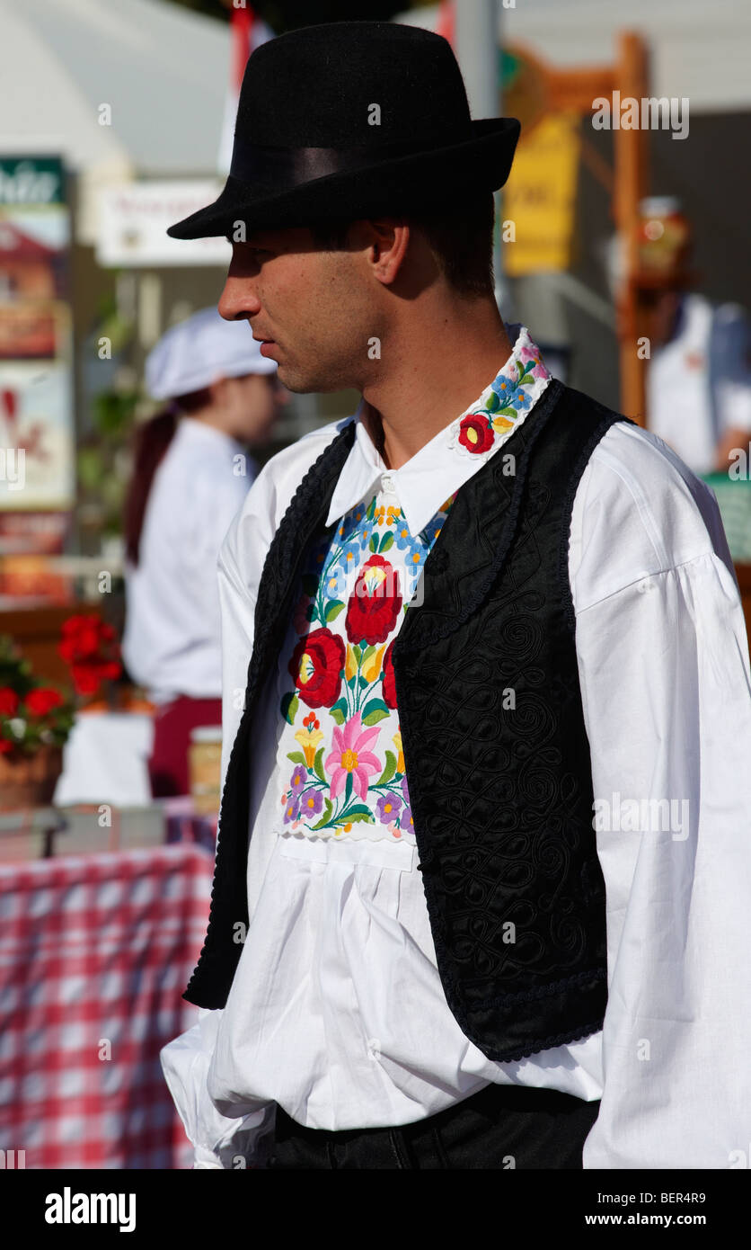 Menschen tragen Trachten aus Kalocsa, [Del Alfodi Regio] South Alfoldi Region, Ungarn Stockfoto