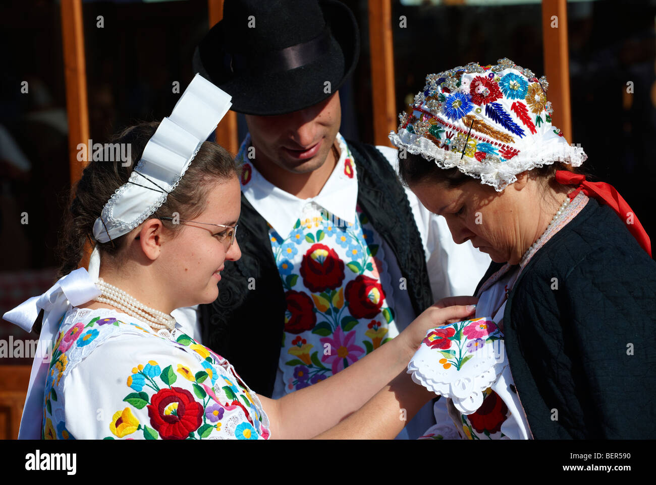 Menschen tragen Trachten aus Kalocsa, [Del Alfodi Regio] South Alfoldi Region, Ungarn Stockfoto