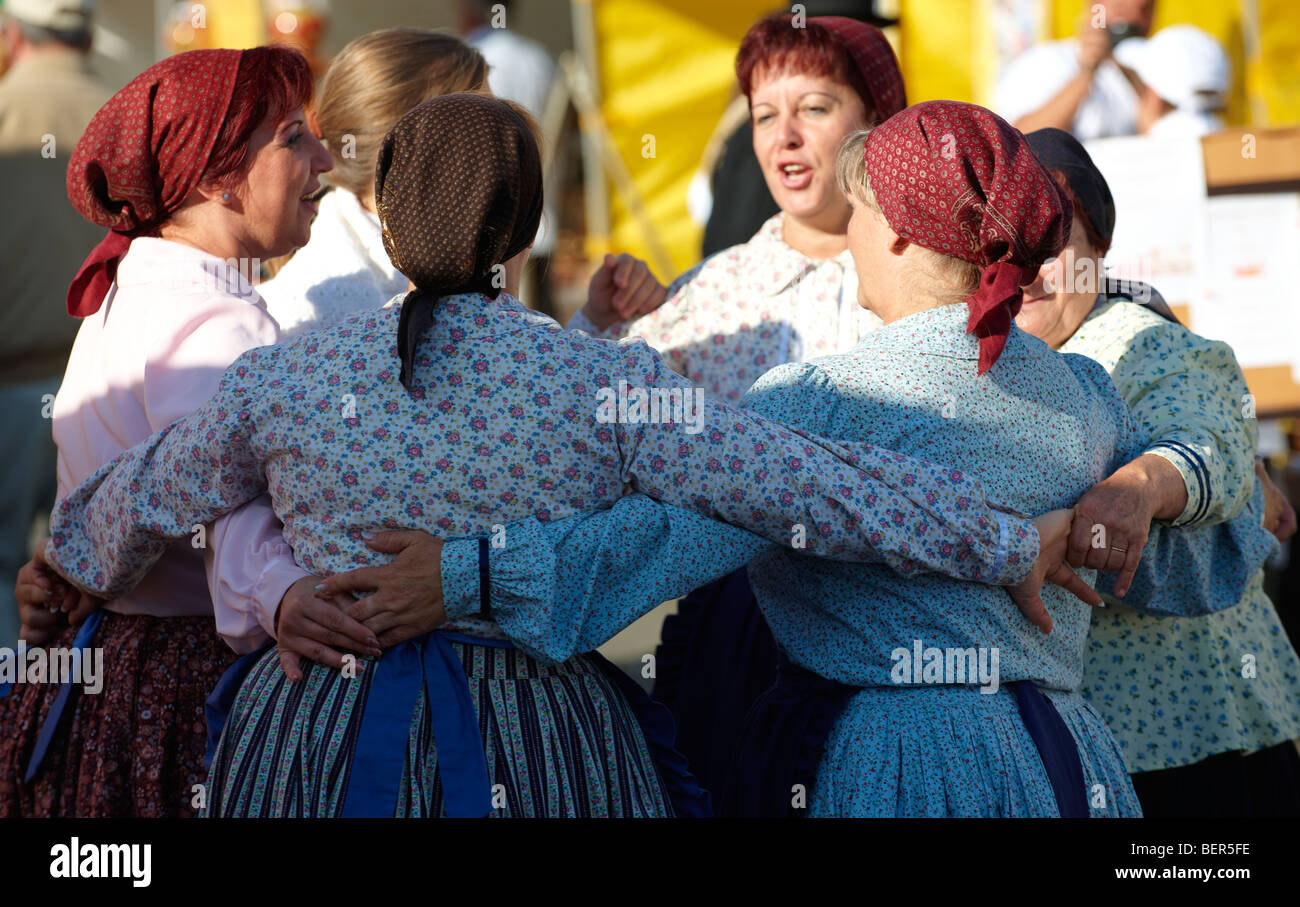 Frauen in traditioneller Tracht des Bereichs Györ - Ungarn Stockfoto