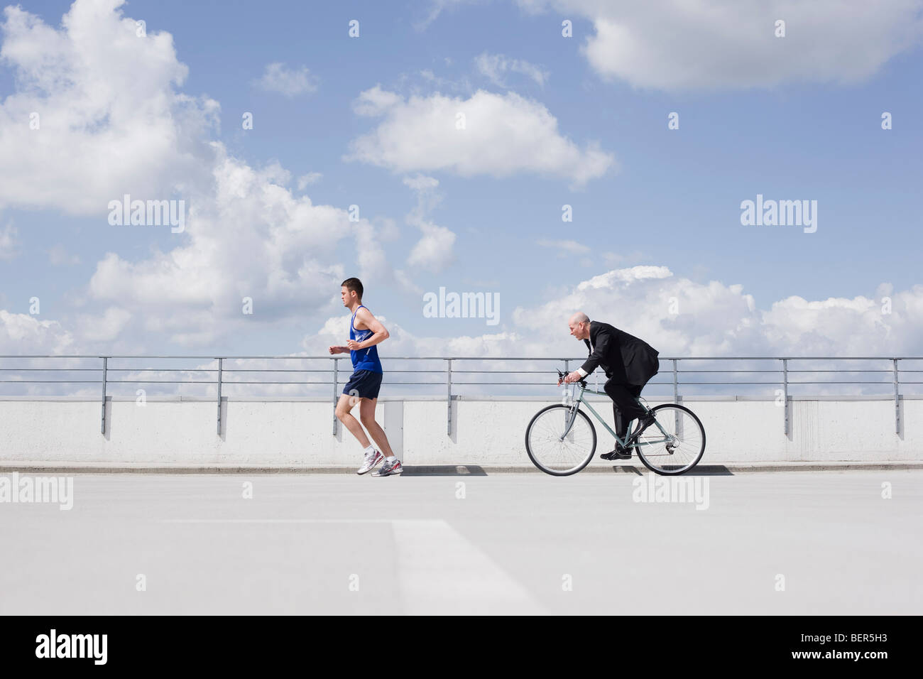 Mann mit Fahrrad Jogger jagen Stockfoto