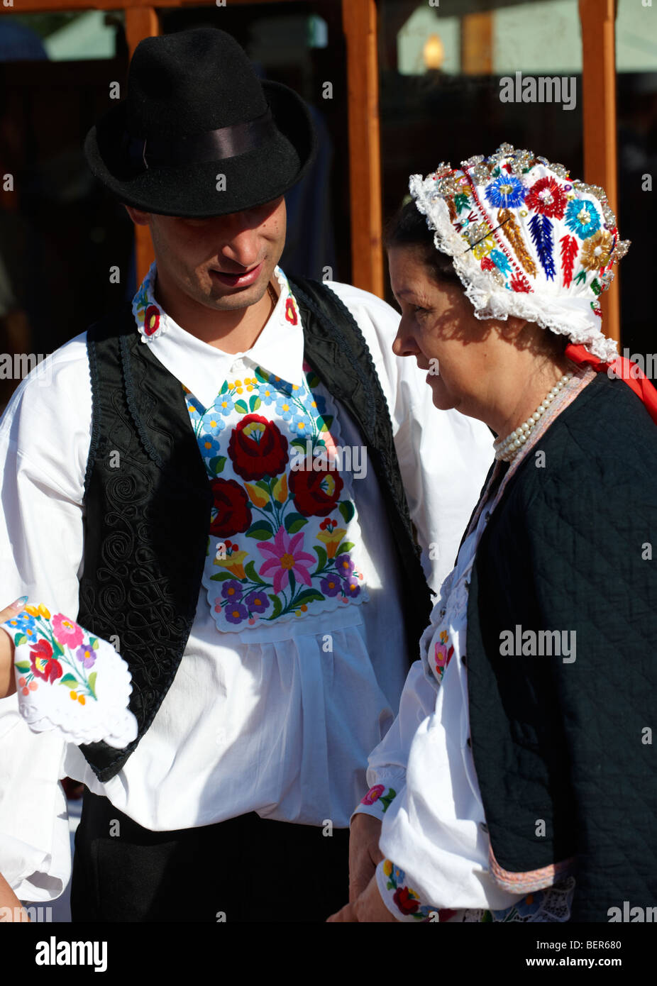 Menschen tragen Trachten aus Kalocsa, [Del Alfodi Regio] South Alfoldi Region, Ungarn Stockfoto