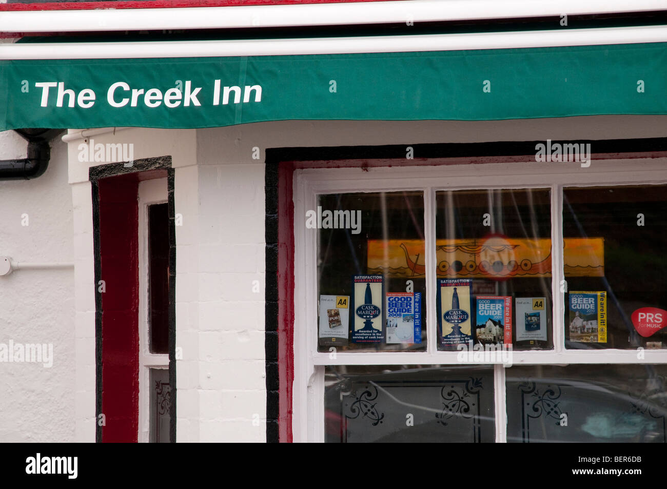 Nahaufnahme des Fensters der Creek Inn, Peel, Isle Of Man, zeigt Award Aufkleber Stockfoto