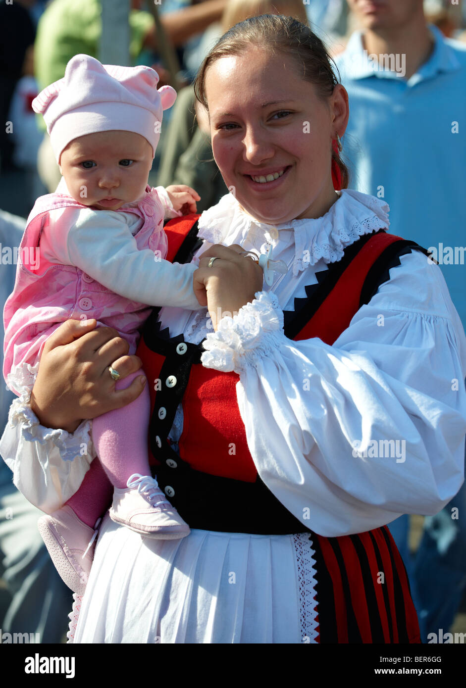 Mutter und Baby in traditioneller Tracht - Ungarn Stockfoto