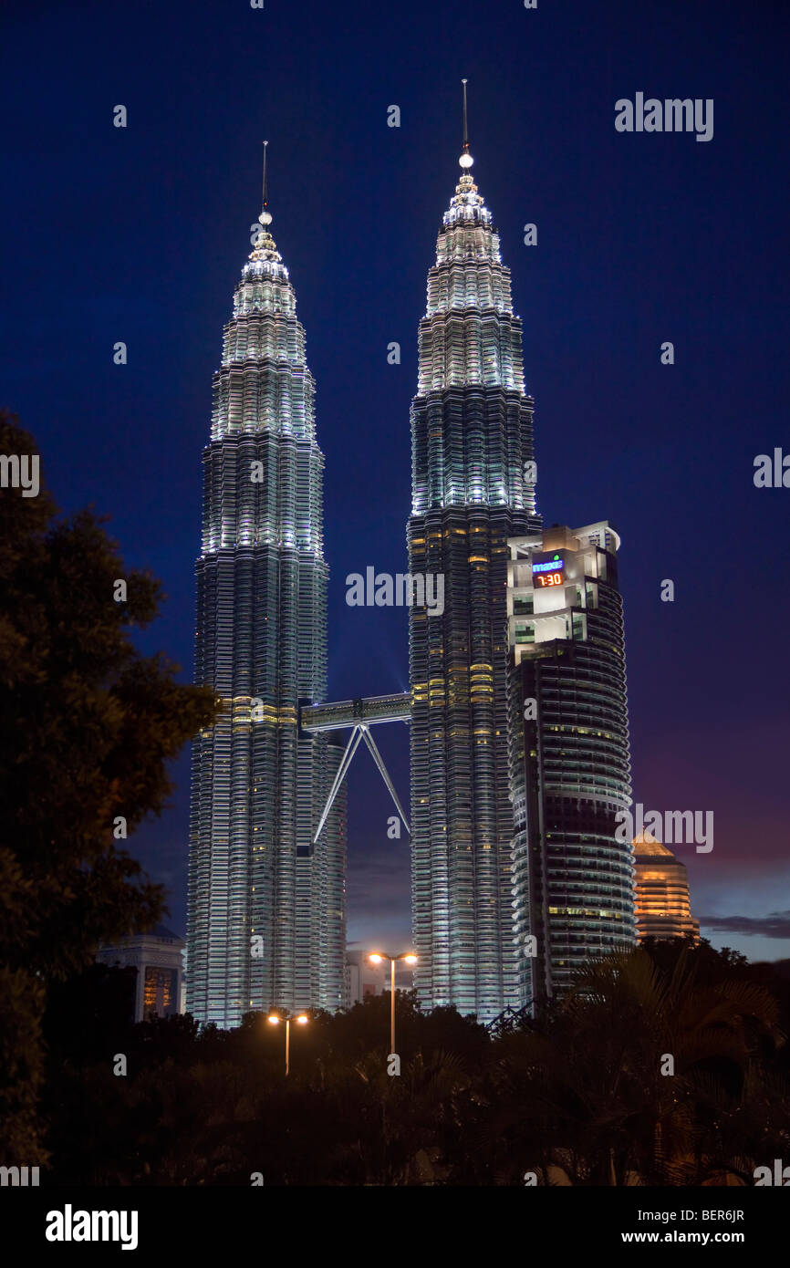 Petronas twin Towers, Kuala Lumpur, Malaysia, am frühen Abend beleuchtet Stockfoto