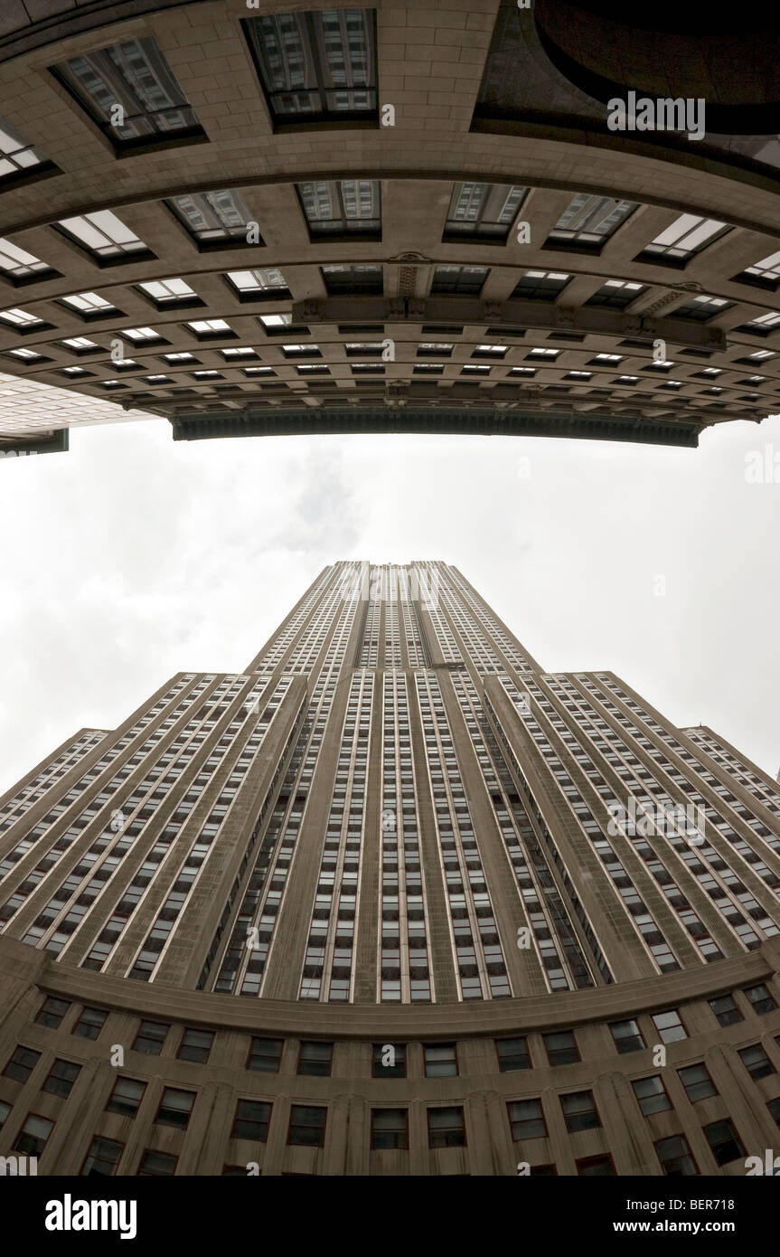 Ein Blick auf das Empire State Building durch ein "fisheye-Objektiv" in "New York City, New York." Stockfoto