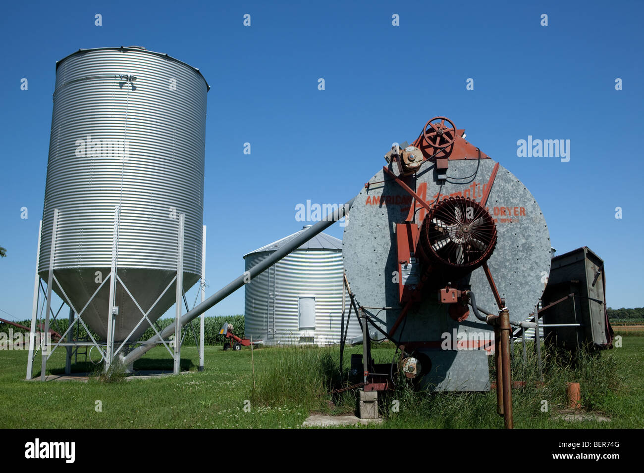 Aging-Batch Trockner steht im Leerlauf, warten auf die Herbst-Ernte auf einem kleinen Bauernhof im ländlichen Minnesota. Stockfoto