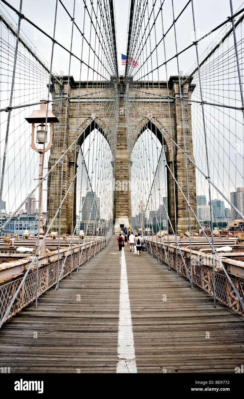 Ein Turm und Kabel von der "Brooklyn Bridge" in "New York City", "New York." Stockfoto