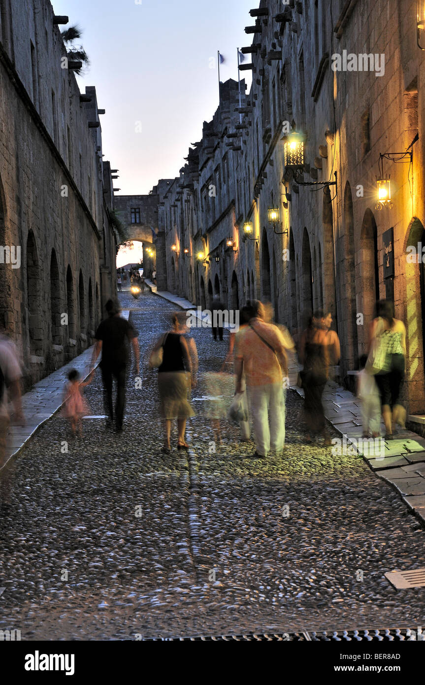 Rhodos Stadt, Griechenland-Senioren zu Fuß an der Straße der Ritter während der Abenddämmerung Zeit Stockfoto