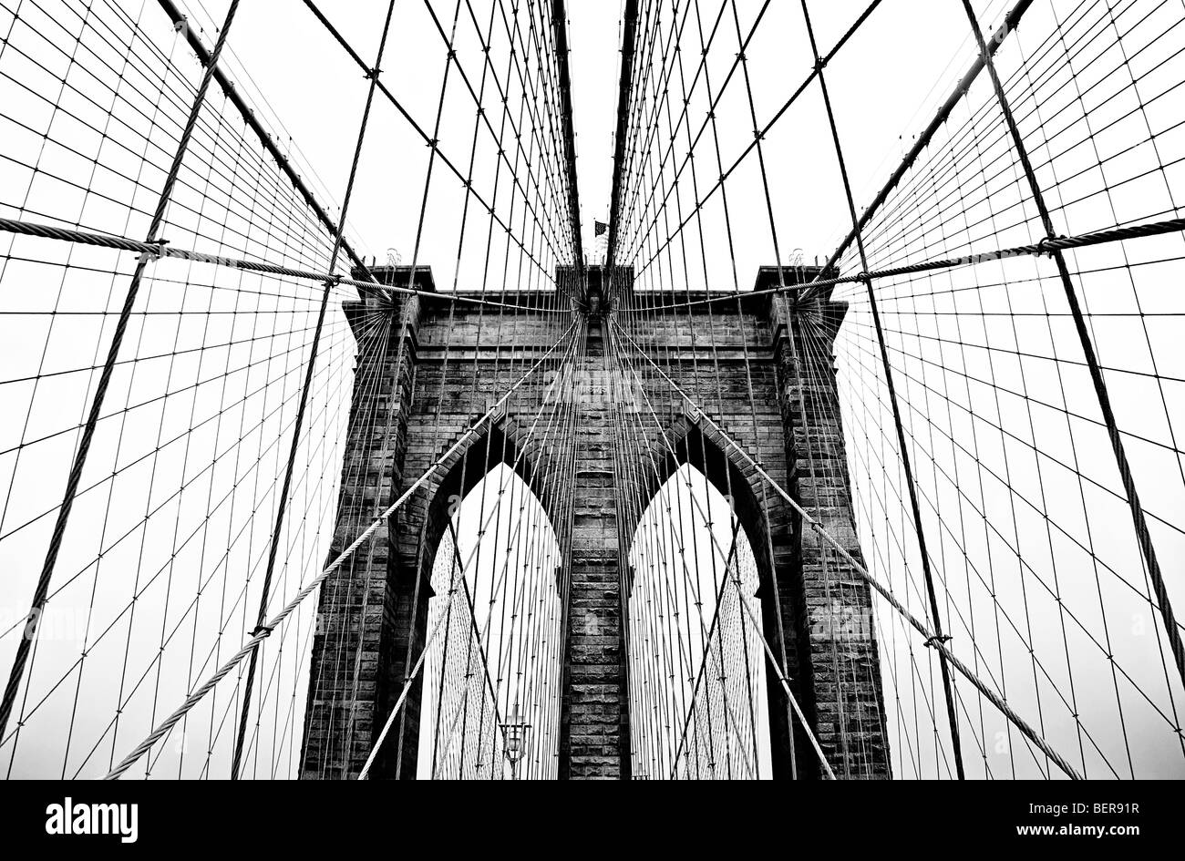 Ein Turm und Kabel von der "Brooklyn Bridge" in "New York City", "New York." Stockfoto