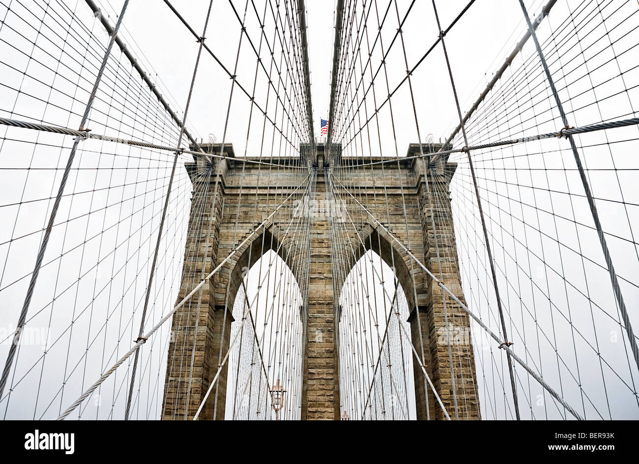 Ein Turm und Kabel von der "Brooklyn Bridge" in "New York City", "New York." Stockfoto