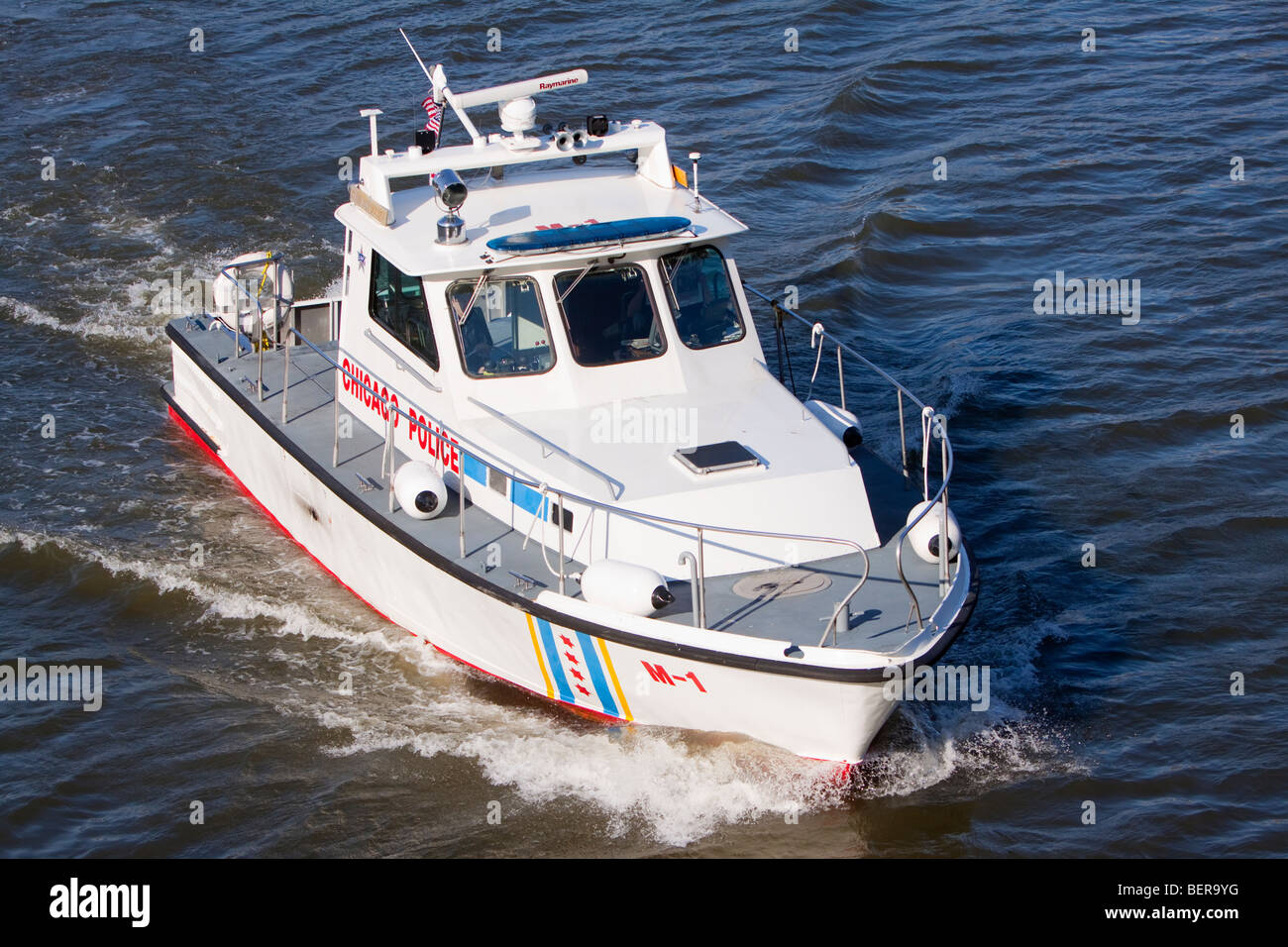 Ein Chicago Polizeiboot patrouilliert in den Chicago River. Stockfoto