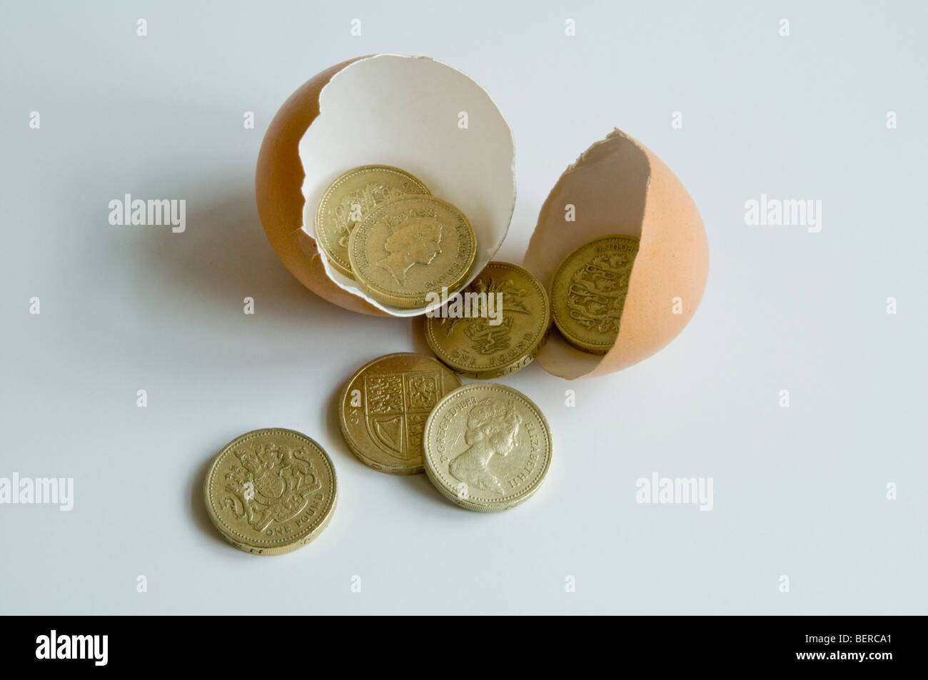 Notgroschen Einsparungen.  1 Pfund-Münzen aus eine Eierschale. Stockfoto