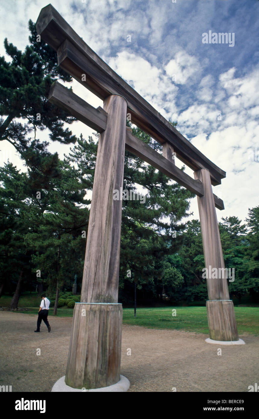 Niedrigen Winkel Ansicht des großen Torii (Gateway) am Eingang zu Izumo Taisha (Schrein), Izumo City, Präfektur Shimane, Japan Stockfoto