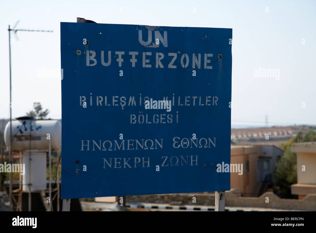 UN-Pufferzone in Pyla in grünen Trennlinie zwischen Nord und Süd Zypern Stockfoto