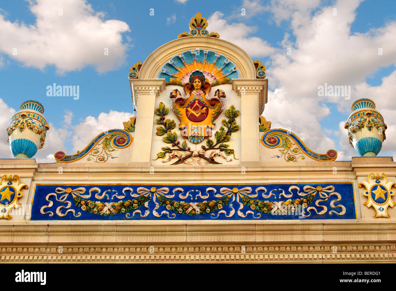 Zsolnay architektonische Fliesen auf ein Geschäft in Pecs, Ungarn Stockfoto