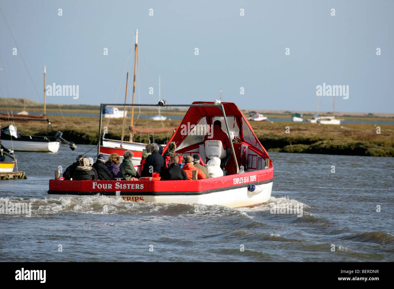 Touristen, die Einschiffung auf ein Siegel beobachten Reise nach Blakeney Point, Morston Quay, Norfolk Stockfoto Touristen, die Einschiffung auf ein Siegel beobachten Reise nach Blakeney Point, Morston Quay, Norfolk Stockfoto