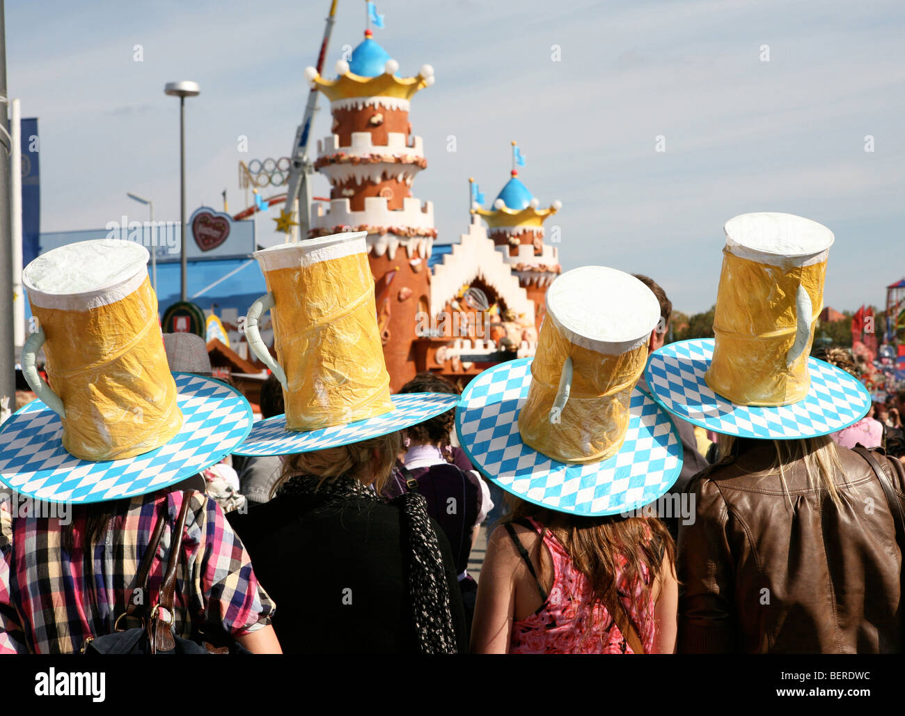Hüte auf dem Oktoberfest in München, Bayern, Huete Beim Oktoberfest in München, Bayern, Deutschland Stockfoto