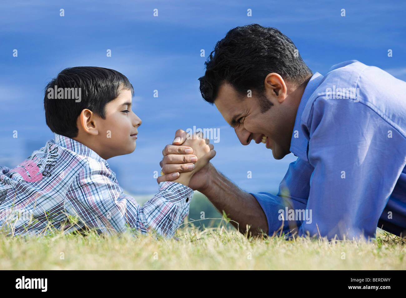 Hand-wrestling zwischen Sohn und Vater Stockfoto