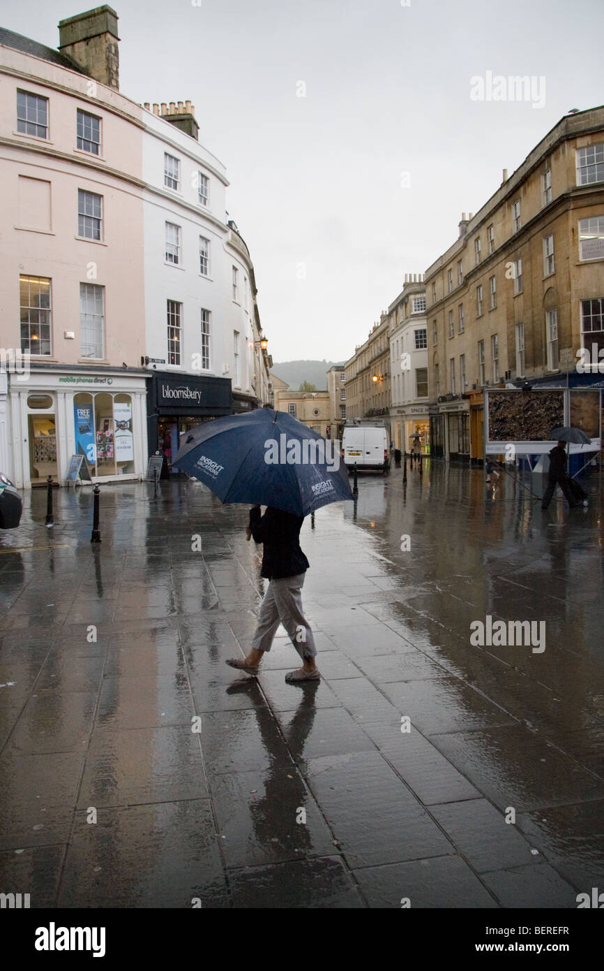 Eine Person, die einen Tour Unternehmen Regenschirm, Spaziergänge im Regen in Milsom Street, Bath, England: August: 2009 Stockfoto