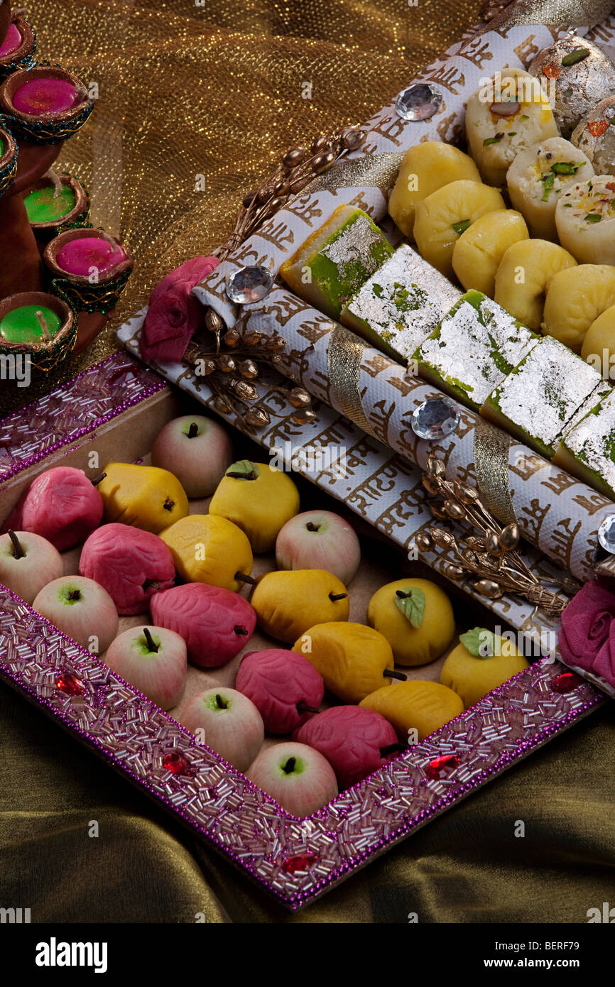 Süßspeisen und unbeleuchteten diyas Stockfoto