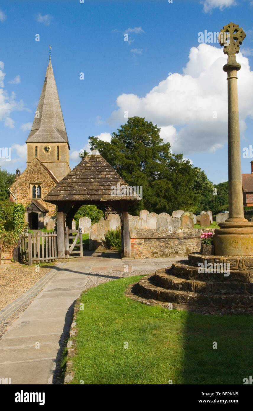 Shere St James Dorfkirche Surrey mit Dorf überqueren jetzt Krieg Denkmal Surrey England. HOMER SYKES Stockfoto