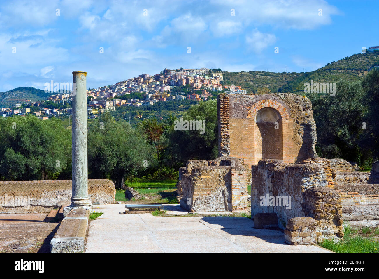 Mit Blick auf moderne Tivoli von Villa Adriana, Hadrians Villa, Italien Stockfoto