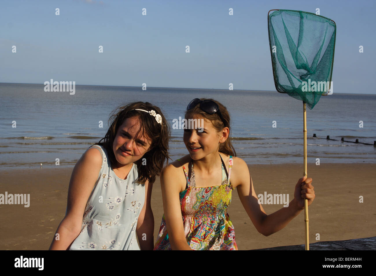 zwei Mädchen am Strand Spaß mit Krabben Netto Stockfoto