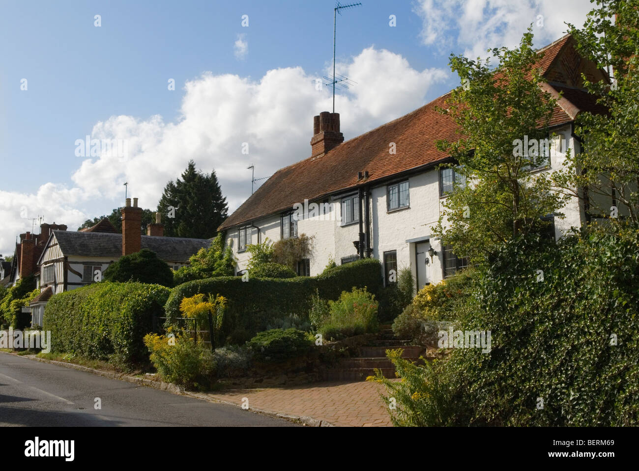 Shere Dorf Surrey England. Typische traditionelle Dorf wohnen. HOMER SYKES Stockfoto