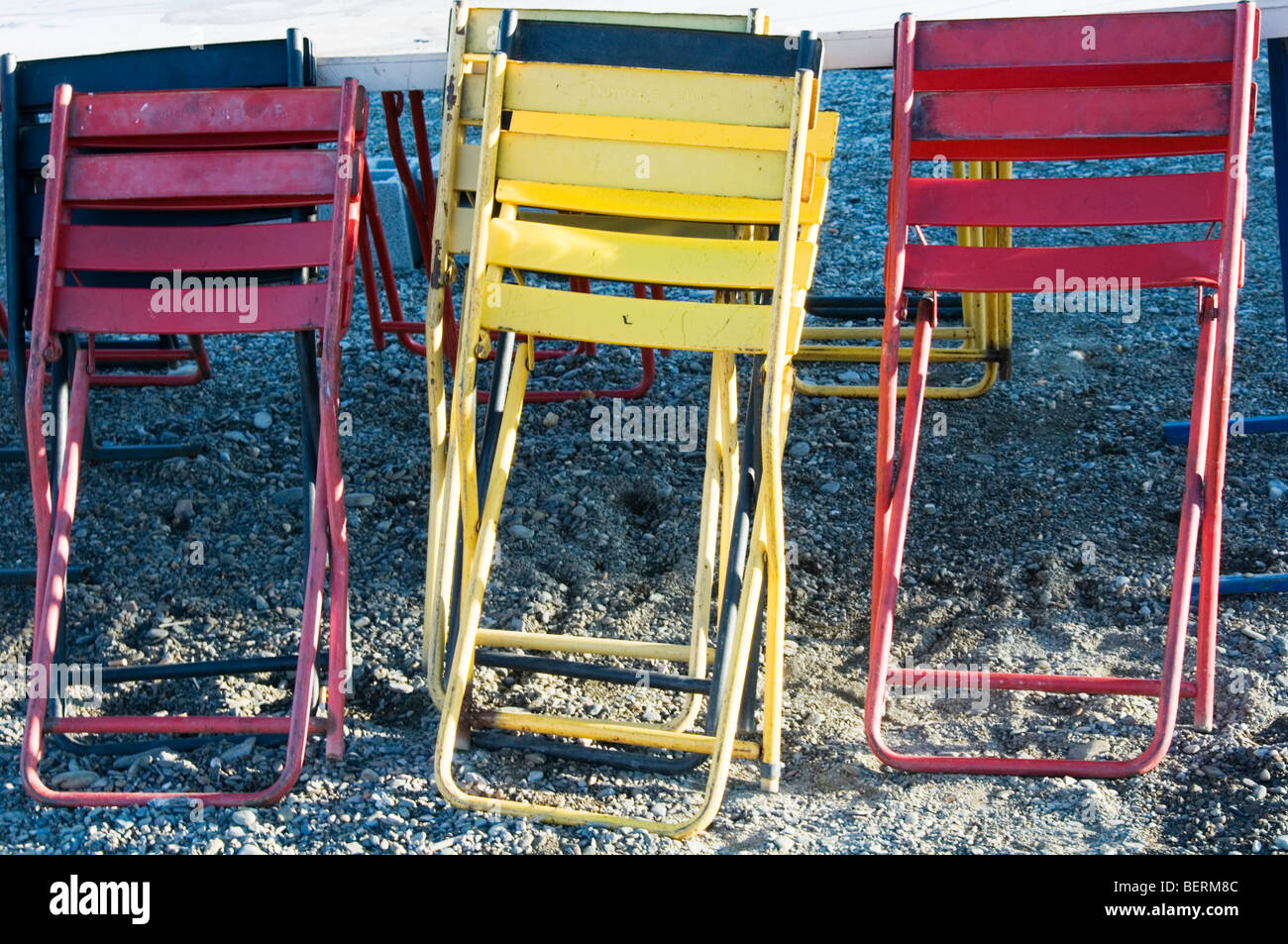 Bunte Strandkörbe. Stockfoto