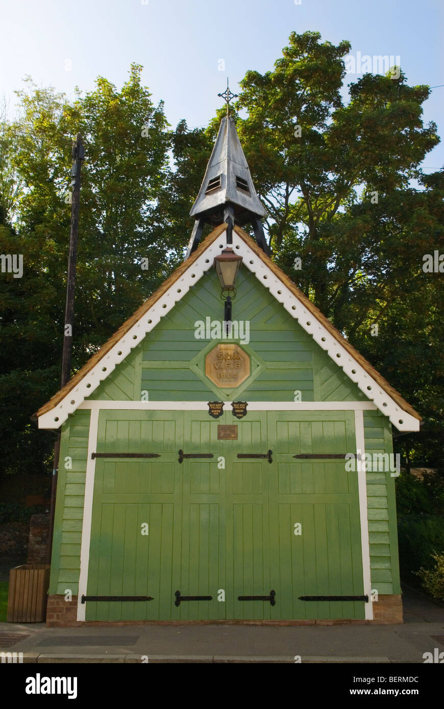 Shere Surrey. England. Alte Feuerwache nun eine öffentliche Toilettenblock. HOMER SYKES Stockfoto