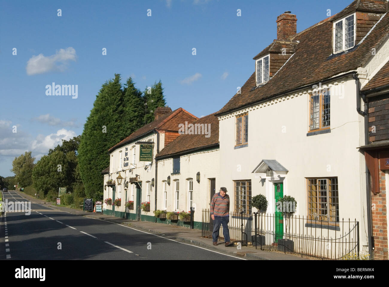 Wien-Dorf Surrey England. Das Inn on the Green. A29 Straße Roman Stane Street HOMER SYKES Stockfoto