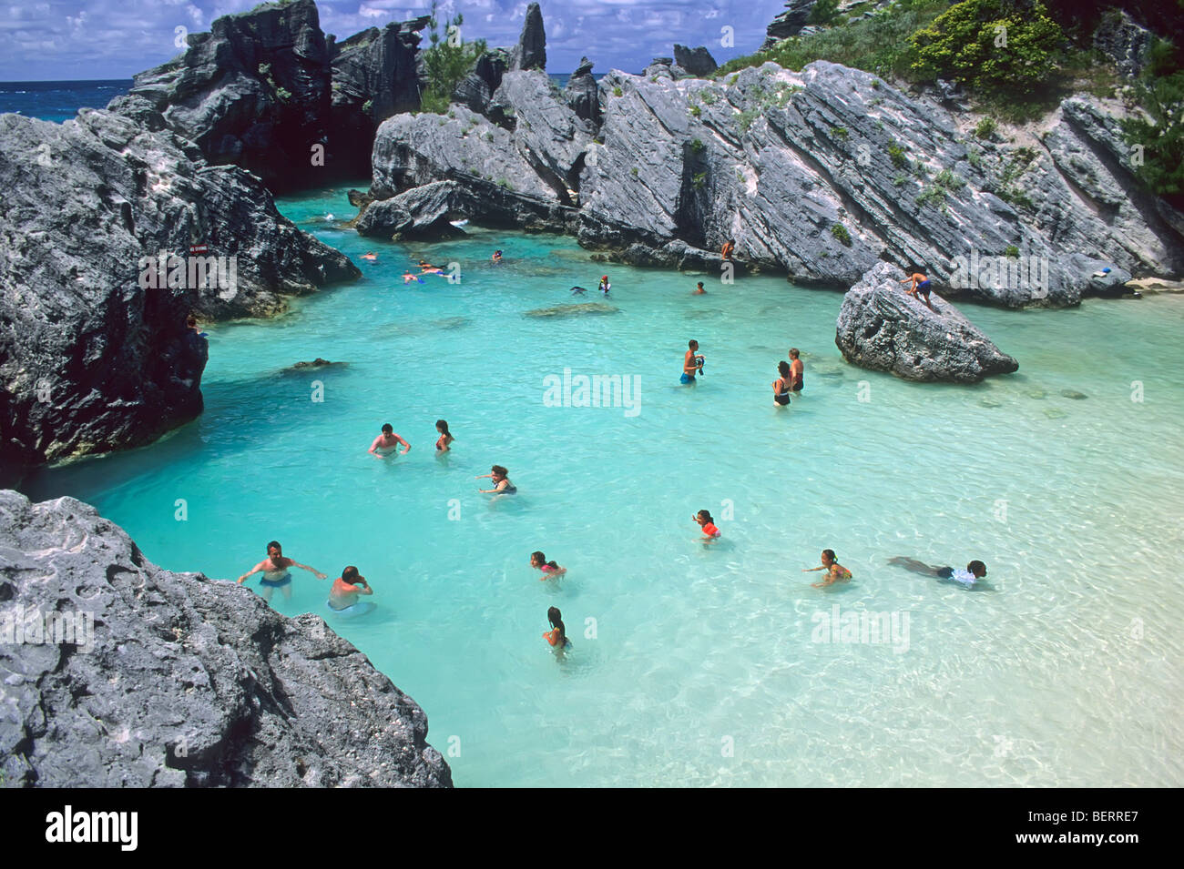 Schwimmer in kleinen Bucht am Horseshoe Bay Beach in South Shore Park auf der Insel Bermuda Stockfoto