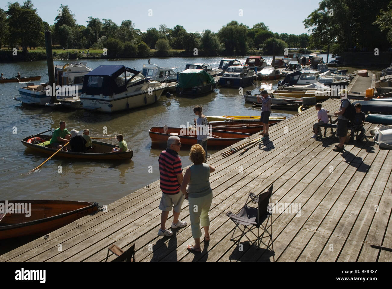 Themse privaten Bootsanlegesteg für Sportboote und Boote mieten Twichenham Surrey Boote mieten. 2000 s UK HOMER SYKES Stockfoto