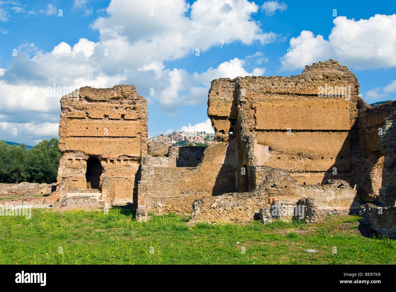 Villa Adriana, Hadrians Villa, in der Nähe von Tivoli, Italien, mit den modernen Tivoli im Hintergrund Stockfoto