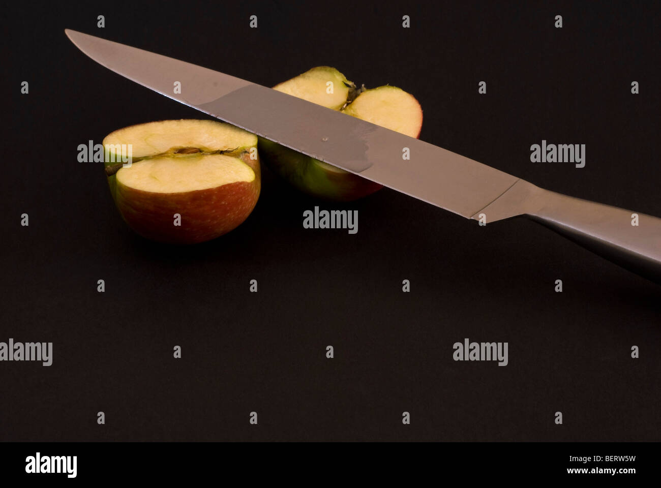 Apfel in Scheiben geschnitten mit Küchenmesser Stockfoto