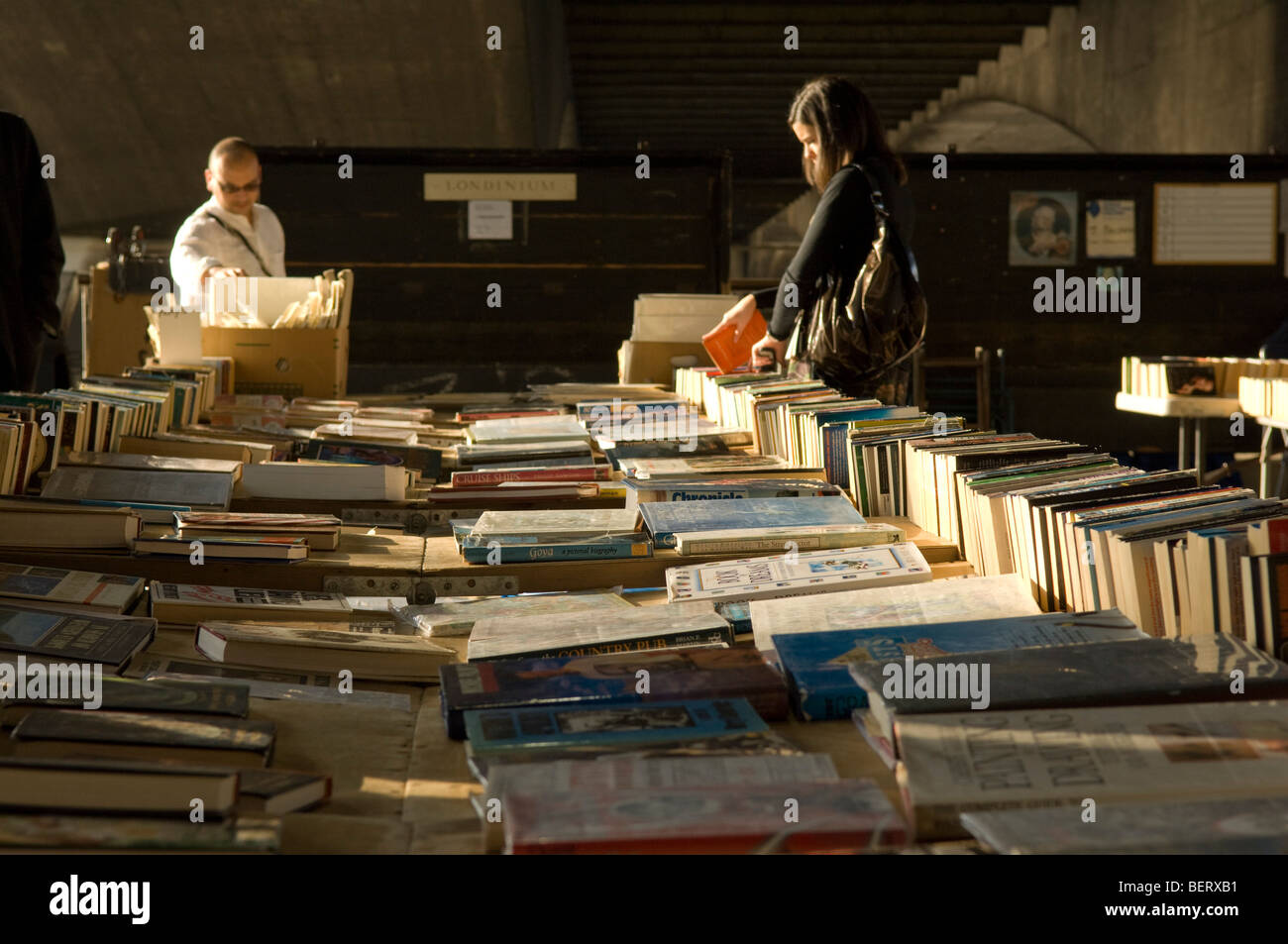 Menschen Surfen gebrauchte Bücher, Waterloo Bridge, London zu vermarkten, Stall, Bögen, Flussufer Freizeit Stockfoto